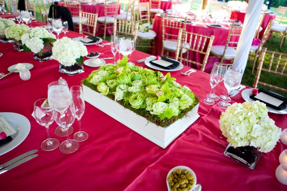 Pink linen, lime green pave flowers, gold chairs, white base plate with black napkin