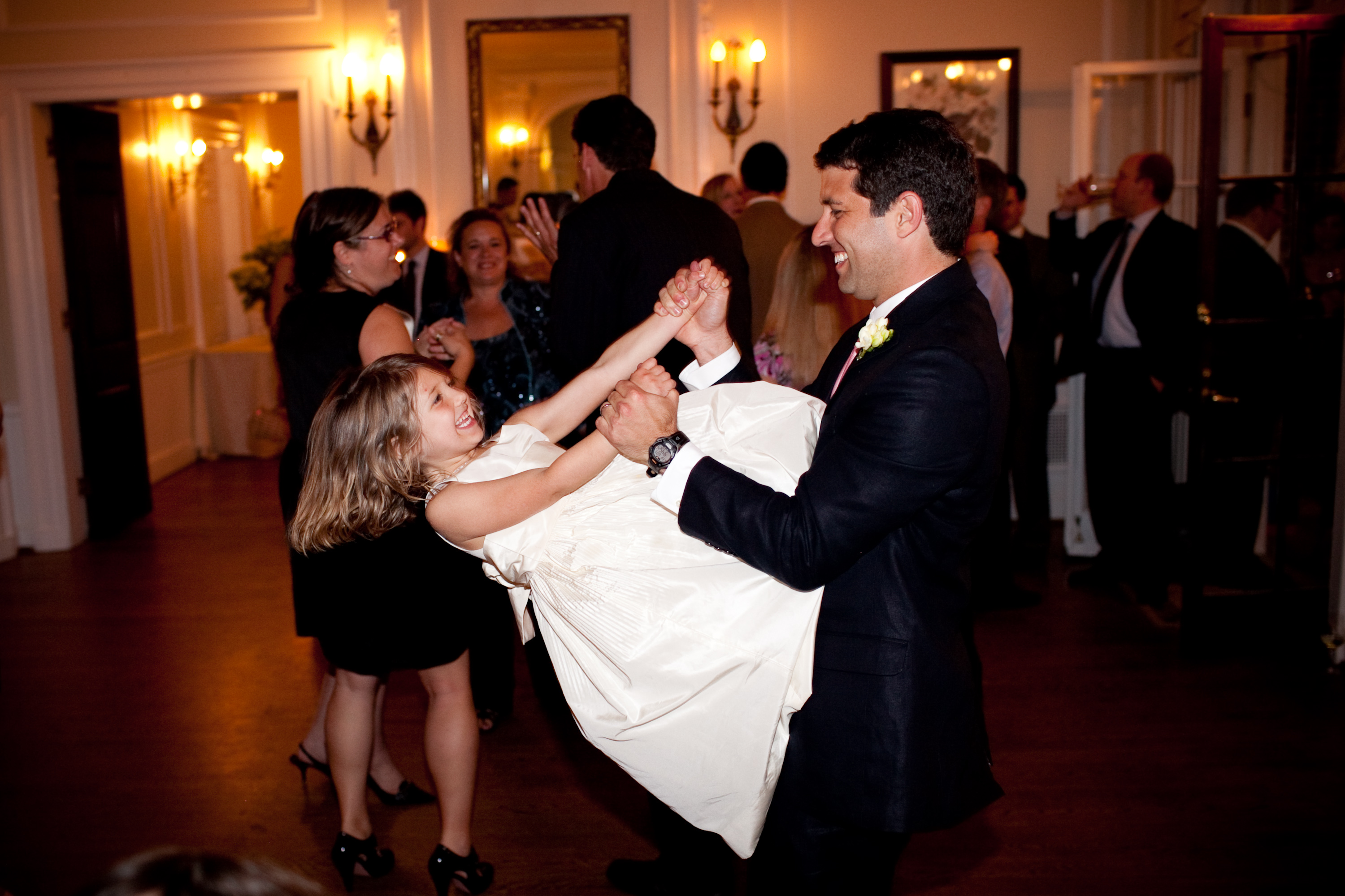groom and his daughter dance