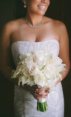 an all white bridal bouquet 