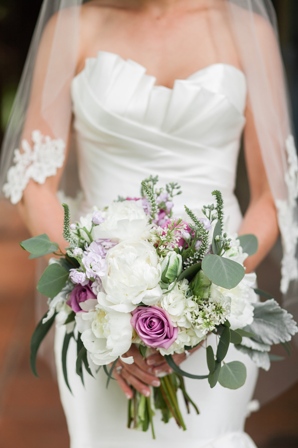 A white bridal bouquet with hints of lavender 