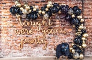 New Years Eve Party Ideas black and gold balloon garland