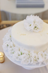 DAR DC wedding winter cutting cake white buttercream